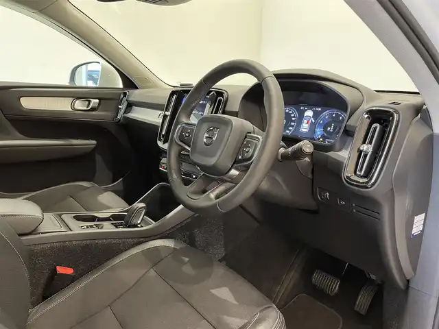 ボルボ ＸＣ４０ T4 モメンタム 福岡県 2019(令1)年 2.9万km アイスホワイト 純正ナビ　/３６０°カメラ　/ハーフレザーシート　/シートヒーター　/パワーシート　/ＡＣＣ　/レーンキープ　/ブラインドスポット　/ＬＥＤライト　/スマートキー　/ＢｌｕｅＴｏｏｔｈ　/ＥＴＣ