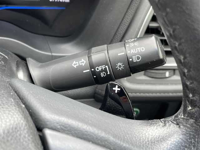 ホンダ ヴェゼル ハイブリッド X 愛知県 2015(平27)年 8万km プレミアムダークエメラルド (株)IDOMが運営する【じしゃロン名古屋鳴海店】の自社ローン専用車両になりますこちらは現金またはオートローンご利用時の価格です。自社ローンご希望の方は別途その旨お申付け下さい/登録時走行距離79749km/純正ナビ(TV/AM/FM/BT/CD/DVD)/バックカメラ/ディスチャージヘッドライト/オートライト/フォグランプ/ETC/クルーズコントロール/パドルシフト/革巻きステアリング/ステアリングスイッチ/前後ドライブレコーダー/純正16インチアルミホイール/純正フロアマット/エンジンプッシュスタート/電動格納ミラー/ドアバイザー/エンジンプッシュスタート/スマートキー/スペアキー/W+サイドエアバッグ/カーテンエアバッグ/保証書/取扱説明書