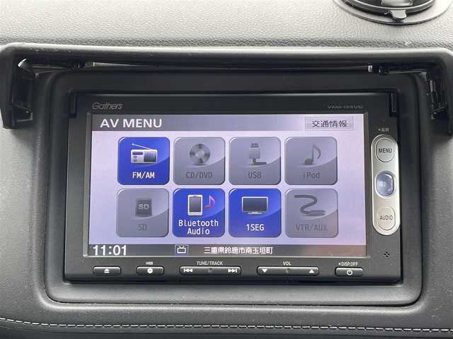 ホンダ ヴェゼル ハイブリッド X 愛知県 2015(平27)年 8万km プレミアムダークエメラルド (株)IDOMが運営する【じしゃロン名古屋鳴海店】の自社ローン専用車両になりますこちらは現金またはオートローンご利用時の価格です。自社ローンご希望の方は別途その旨お申付け下さい/登録時走行距離79749km/純正ナビ(TV/AM/FM/BT/CD/DVD)/バックカメラ/ディスチャージヘッドライト/オートライト/フォグランプ/ETC/クルーズコントロール/パドルシフト/革巻きステアリング/ステアリングスイッチ/前後ドライブレコーダー/純正16インチアルミホイール/純正フロアマット/エンジンプッシュスタート/電動格納ミラー/ドアバイザー/エンジンプッシュスタート/スマートキー/スペアキー/W+サイドエアバッグ/カーテンエアバッグ/保証書/取扱説明書