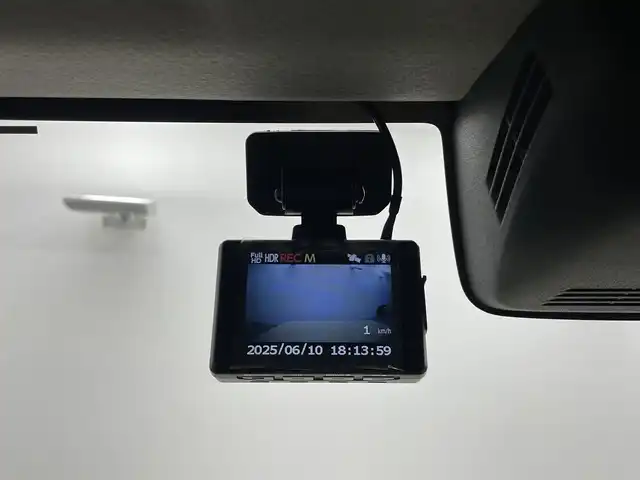 スズキ ジムニー シエラ JC 群馬県 2024(令6)年 0.7万km シフォンアイボリーメタリックブラック2トーンルーフ 後方コーナーセンサー/==========/カロッツェリア8型ナビ（AVIC-RL720）/（CD/DVD/SD/BT/フルセグ)/前方ドライブレコーダー/デュアルセンサーブレーキサポート/誤発進抑制機能/車線逸脱警報/標識認識機能/ふらつき警報機能/先行車発信お知らせ機能/ヘッドライトウォッシャー/前席シートヒーター/ETC/LEDヘッドライト/フォグランプ/純正15インチアルミホイール/純正フロアマット/プッシュスタート/スマートキー