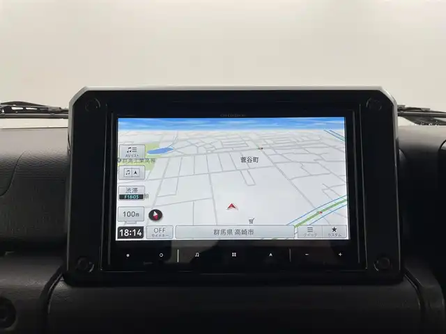 スズキ ジムニー シエラ JC 群馬県 2024(令6)年 0.7万km シフォンアイボリーメタリックブラック2トーンルーフ 後方コーナーセンサー/==========/カロッツェリア8型ナビ（AVIC-RL720）/（CD/DVD/SD/BT/フルセグ)/前方ドライブレコーダー/デュアルセンサーブレーキサポート/誤発進抑制機能/車線逸脱警報/標識認識機能/ふらつき警報機能/先行車発信お知らせ機能/ヘッドライトウォッシャー/前席シートヒーター/ETC/LEDヘッドライト/フォグランプ/純正15インチアルミホイール/純正フロアマット/プッシュスタート/スマートキー