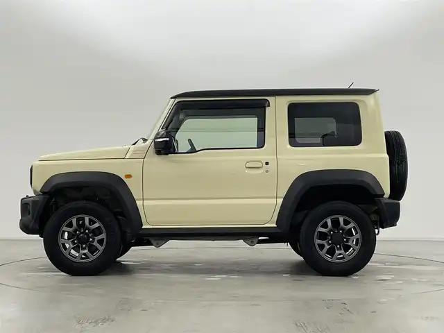 スズキ ジムニー シエラ JC 群馬県 2024(令6)年 0.7万km シフォンアイボリーメタリックブラック2トーンルーフ 後方コーナーセンサー/==========/カロッツェリア8型ナビ（AVIC-RL720）/（CD/DVD/SD/BT/フルセグ)/前方ドライブレコーダー/デュアルセンサーブレーキサポート/誤発進抑制機能/車線逸脱警報/標識認識機能/ふらつき警報機能/先行車発信お知らせ機能/ヘッドライトウォッシャー/前席シートヒーター/ETC/LEDヘッドライト/フォグランプ/純正15インチアルミホイール/純正フロアマット/プッシュスタート/スマートキー