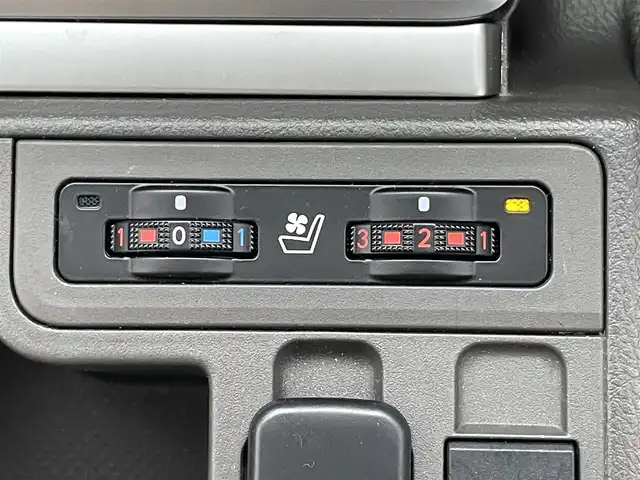 トヨタ ランドクルーザー プラド TX Lパッケージ 愛知県 2022(令4)年 1.7万km ホワイトパールクリスタルシャイン 社外９型ナビ　フルセグＴＶ　バックカメラ　ムーンルーフ　ベージュレザーシート　７人乗　純正エアロ　ブラックルーフレール　シートヒーター　エアシート　純正アルミ　サイドステップ　衝突軽減　ＬＥＤ　禁煙車