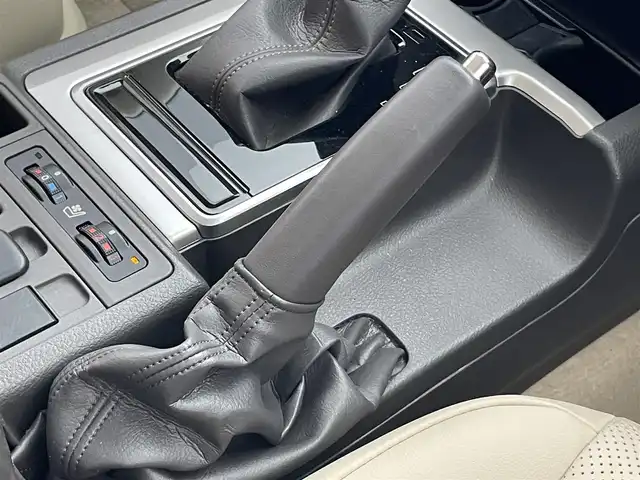 トヨタ ランドクルーザー プラド TX Lパッケージ 愛知県 2022(令4)年 1.7万km ホワイトパールクリスタルシャイン 社外９型ナビ　フルセグＴＶ　バックカメラ　ムーンルーフ　ベージュレザーシート　７人乗　純正エアロ　ブラックルーフレール　シートヒーター　エアシート　純正アルミ　サイドステップ　衝突軽減　ＬＥＤ　禁煙車