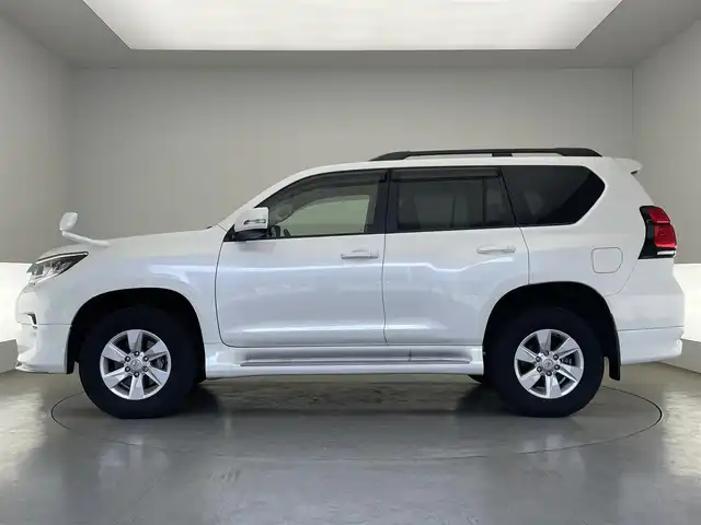 トヨタ ランドクルーザー プラド TX Lパッケージ 愛知県 2022(令4)年 1.7万km ホワイトパールクリスタルシャイン 社外９型ナビ　フルセグＴＶ　バックカメラ　ムーンルーフ　ベージュレザーシート　７人乗　純正エアロ　ブラックルーフレール　シートヒーター　エアシート　純正アルミ　サイドステップ　衝突軽減　ＬＥＤ　禁煙車