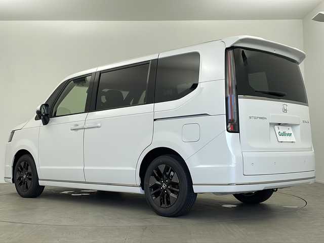 ホンダ ステップワゴン スパーダ 鹿児島県 2025(令7)年 0.1万km未満 プラチナホワイトパール 純正SDナビ/(BT/CD/DVD/AM/FM/フルセグTV)/ホンダセンシング/登録済未使用車/レーダークルーズコントロール/オットマンシート/ブラインドスポットモニター/パドルシフト/アイドリングストップ/AppleCarPlay/AndroidAuto/電動リアゲート/ウォークスルー/前席シートヒーター/両側パワースライドドア/純正16インチアルミホイール/レーンキープアシスト/オートマチックハイビーム/前後コーナーセンサー/純正16インチアルミホイール/レザーシート/保証書/取扱説明書