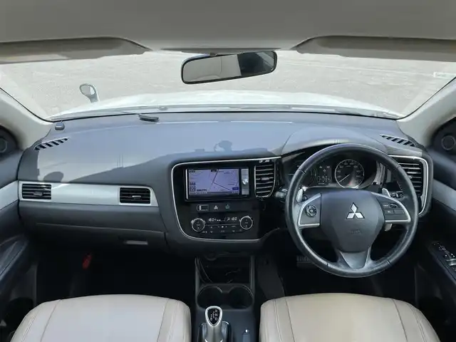 三菱 アウトランダー ＰＨＥＶ G 道央・札幌 2015(平27)年 7.4万km シルキーホワイト ４WD/プラグインハイブリッド/社外メモリーナビ/CD/DVD/BT/フルセグ/社外フリップダウンモニター/横滑り防止装置/クルーズコントロール/バックカメラ/ETC/ドライブレコーダー/ECOMODE/前席シートヒーター/レザー調シートカバー/ステアリングリモコン/パドルシフト/プッシュスタート/スマートキー/ハロゲンヘッドライト/オートライト/フォグランプ/電動格納ミラー/ウィンカーミラー/フロアマット/ドアバイザー