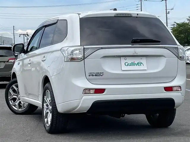 三菱 アウトランダー ＰＨＥＶ G 道央・札幌 2015(平27)年 7.4万km シルキーホワイト ４WD/プラグインハイブリッド/社外メモリーナビ/CD/DVD/BT/フルセグ/社外フリップダウンモニター/横滑り防止装置/クルーズコントロール/バックカメラ/ETC/ドライブレコーダー/ECOMODE/前席シートヒーター/レザー調シートカバー/ステアリングリモコン/パドルシフト/プッシュスタート/スマートキー/ハロゲンヘッドライト/オートライト/フォグランプ/電動格納ミラー/ウィンカーミラー/フロアマット/ドアバイザー