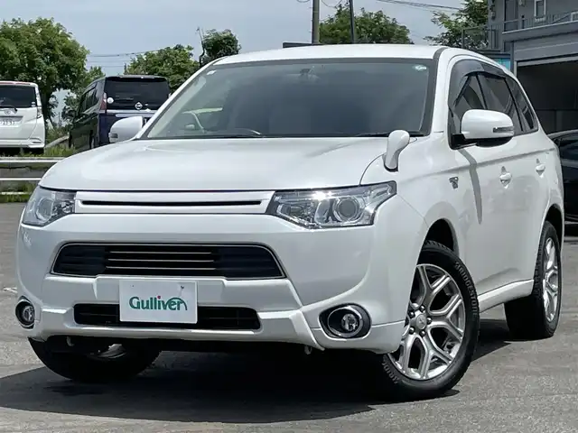 三菱 アウトランダー ＰＨＥＶ G 道央・札幌 2015(平27)年 7.4万km シルキーホワイト ４WD/プラグインハイブリッド/社外メモリーナビ/CD/DVD/BT/フルセグ/社外フリップダウンモニター/横滑り防止装置/クルーズコントロール/バックカメラ/ETC/ドライブレコーダー/ECOMODE/前席シートヒーター/レザー調シートカバー/ステアリングリモコン/パドルシフト/プッシュスタート/スマートキー/ハロゲンヘッドライト/オートライト/フォグランプ/電動格納ミラー/ウィンカーミラー/フロアマット/ドアバイザー