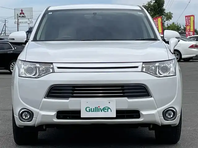 三菱 アウトランダー ＰＨＥＶ G 道央・札幌 2015(平27)年 7.4万km シルキーホワイト ４WD/プラグインハイブリッド/社外メモリーナビ/CD/DVD/BT/フルセグ/社外フリップダウンモニター/横滑り防止装置/クルーズコントロール/バックカメラ/ETC/ドライブレコーダー/ECOMODE/前席シートヒーター/レザー調シートカバー/ステアリングリモコン/パドルシフト/プッシュスタート/スマートキー/ハロゲンヘッドライト/オートライト/フォグランプ/電動格納ミラー/ウィンカーミラー/フロアマット/ドアバイザー