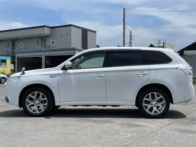 三菱 アウトランダー ＰＨＥＶ G 道央・札幌 2015(平27)年 7.4万km シルキーホワイト ４WD/プラグインハイブリッド/社外メモリーナビ/CD/DVD/BT/フルセグ/社外フリップダウンモニター/横滑り防止装置/クルーズコントロール/バックカメラ/ETC/ドライブレコーダー/ECOMODE/前席シートヒーター/レザー調シートカバー/ステアリングリモコン/パドルシフト/プッシュスタート/スマートキー/ハロゲンヘッドライト/オートライト/フォグランプ/電動格納ミラー/ウィンカーミラー/フロアマット/ドアバイザー