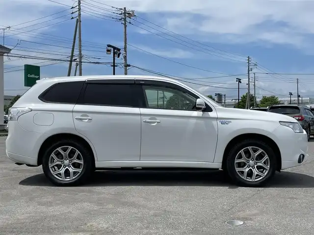 三菱 アウトランダー ＰＨＥＶ G 道央・札幌 2015(平27)年 7.4万km シルキーホワイト ４WD/プラグインハイブリッド/社外メモリーナビ/CD/DVD/BT/フルセグ/社外フリップダウンモニター/横滑り防止装置/クルーズコントロール/バックカメラ/ETC/ドライブレコーダー/ECOMODE/前席シートヒーター/レザー調シートカバー/ステアリングリモコン/パドルシフト/プッシュスタート/スマートキー/ハロゲンヘッドライト/オートライト/フォグランプ/電動格納ミラー/ウィンカーミラー/フロアマット/ドアバイザー
