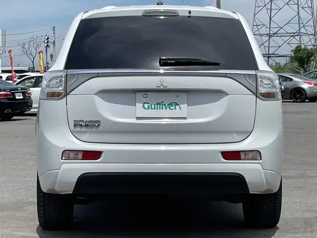 三菱 アウトランダー ＰＨＥＶ G 道央・札幌 2015(平27)年 7.4万km シルキーホワイト ４WD/プラグインハイブリッド/社外メモリーナビ/CD/DVD/BT/フルセグ/社外フリップダウンモニター/横滑り防止装置/クルーズコントロール/バックカメラ/ETC/ドライブレコーダー/ECOMODE/前席シートヒーター/レザー調シートカバー/ステアリングリモコン/パドルシフト/プッシュスタート/スマートキー/ハロゲンヘッドライト/オートライト/フォグランプ/電動格納ミラー/ウィンカーミラー/フロアマット/ドアバイザー