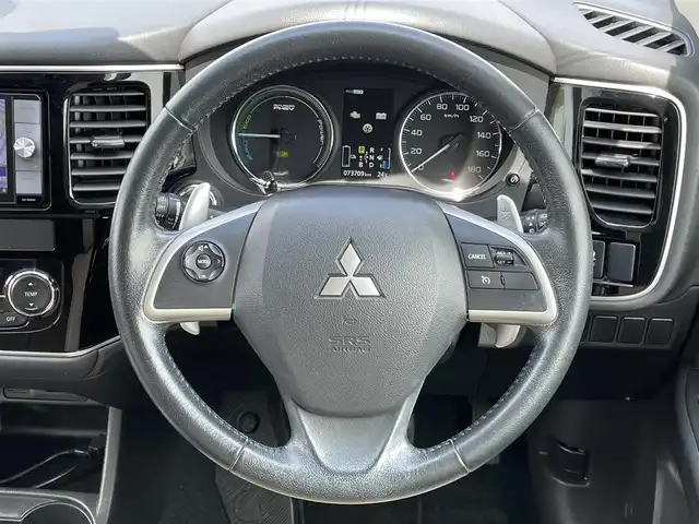 三菱 アウトランダー ＰＨＥＶ G 道央・札幌 2015(平27)年 7.4万km シルキーホワイト ４WD/プラグインハイブリッド/社外メモリーナビ/CD/DVD/BT/フルセグ/社外フリップダウンモニター/横滑り防止装置/クルーズコントロール/バックカメラ/ETC/ドライブレコーダー/ECOMODE/前席シートヒーター/レザー調シートカバー/ステアリングリモコン/パドルシフト/プッシュスタート/スマートキー/ハロゲンヘッドライト/オートライト/フォグランプ/電動格納ミラー/ウィンカーミラー/フロアマット/ドアバイザー