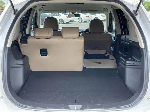 三菱 アウトランダー ＰＨＥＶ G 道央・札幌 2015(平27)年 7.4万km シルキーホワイト ４WD/プラグインハイブリッド/社外メモリーナビ/CD/DVD/BT/フルセグ/社外フリップダウンモニター/横滑り防止装置/クルーズコントロール/バックカメラ/ETC/ドライブレコーダー/ECOMODE/前席シートヒーター/レザー調シートカバー/ステアリングリモコン/パドルシフト/プッシュスタート/スマートキー/ハロゲンヘッドライト/オートライト/フォグランプ/電動格納ミラー/ウィンカーミラー/フロアマット/ドアバイザー