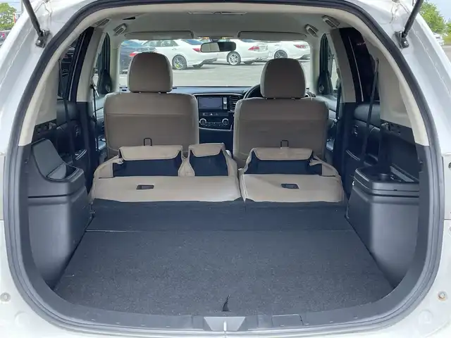 三菱 アウトランダー ＰＨＥＶ G 道央・札幌 2015(平27)年 7.4万km シルキーホワイト ４WD/プラグインハイブリッド/社外メモリーナビ/CD/DVD/BT/フルセグ/社外フリップダウンモニター/横滑り防止装置/クルーズコントロール/バックカメラ/ETC/ドライブレコーダー/ECOMODE/前席シートヒーター/レザー調シートカバー/ステアリングリモコン/パドルシフト/プッシュスタート/スマートキー/ハロゲンヘッドライト/オートライト/フォグランプ/電動格納ミラー/ウィンカーミラー/フロアマット/ドアバイザー