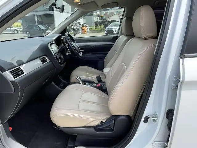 三菱 アウトランダー ＰＨＥＶ G 道央・札幌 2015(平27)年 7.4万km シルキーホワイト ４WD/プラグインハイブリッド/社外メモリーナビ/CD/DVD/BT/フルセグ/社外フリップダウンモニター/横滑り防止装置/クルーズコントロール/バックカメラ/ETC/ドライブレコーダー/ECOMODE/前席シートヒーター/レザー調シートカバー/ステアリングリモコン/パドルシフト/プッシュスタート/スマートキー/ハロゲンヘッドライト/オートライト/フォグランプ/電動格納ミラー/ウィンカーミラー/フロアマット/ドアバイザー