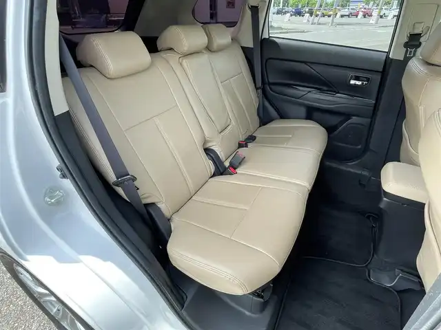 三菱 アウトランダー ＰＨＥＶ G 道央・札幌 2015(平27)年 7.4万km シルキーホワイト ４WD/プラグインハイブリッド/社外メモリーナビ/CD/DVD/BT/フルセグ/社外フリップダウンモニター/横滑り防止装置/クルーズコントロール/バックカメラ/ETC/ドライブレコーダー/ECOMODE/前席シートヒーター/レザー調シートカバー/ステアリングリモコン/パドルシフト/プッシュスタート/スマートキー/ハロゲンヘッドライト/オートライト/フォグランプ/電動格納ミラー/ウィンカーミラー/フロアマット/ドアバイザー