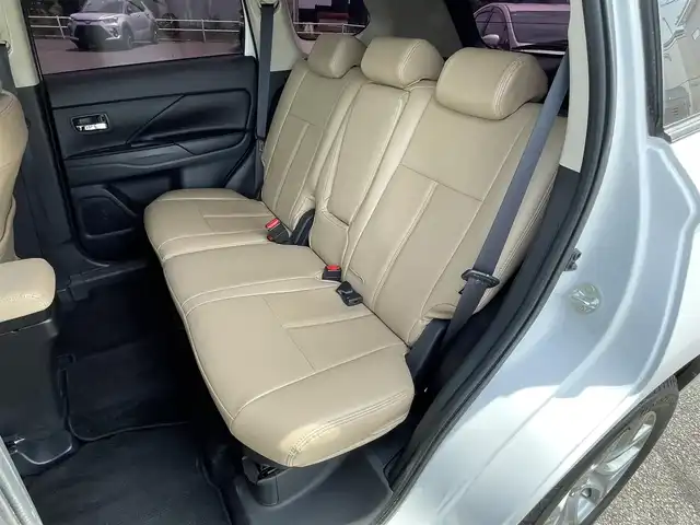 三菱 アウトランダー ＰＨＥＶ G 道央・札幌 2015(平27)年 7.4万km シルキーホワイト ４WD/プラグインハイブリッド/社外メモリーナビ/CD/DVD/BT/フルセグ/社外フリップダウンモニター/横滑り防止装置/クルーズコントロール/バックカメラ/ETC/ドライブレコーダー/ECOMODE/前席シートヒーター/レザー調シートカバー/ステアリングリモコン/パドルシフト/プッシュスタート/スマートキー/ハロゲンヘッドライト/オートライト/フォグランプ/電動格納ミラー/ウィンカーミラー/フロアマット/ドアバイザー