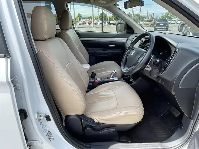 三菱 アウトランダー ＰＨＥＶ G 道央・札幌 2015(平27)年 7.4万km シルキーホワイト ４WD/プラグインハイブリッド/社外メモリーナビ/CD/DVD/BT/フルセグ/社外フリップダウンモニター/横滑り防止装置/クルーズコントロール/バックカメラ/ETC/ドライブレコーダー/ECOMODE/前席シートヒーター/レザー調シートカバー/ステアリングリモコン/パドルシフト/プッシュスタート/スマートキー/ハロゲンヘッドライト/オートライト/フォグランプ/電動格納ミラー/ウィンカーミラー/フロアマット/ドアバイザー