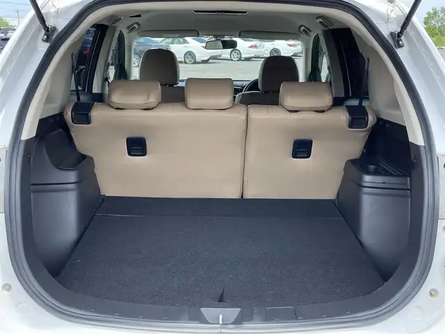 三菱 アウトランダー ＰＨＥＶ G 道央・札幌 2015(平27)年 7.4万km シルキーホワイト ４WD/プラグインハイブリッド/社外メモリーナビ/CD/DVD/BT/フルセグ/社外フリップダウンモニター/横滑り防止装置/クルーズコントロール/バックカメラ/ETC/ドライブレコーダー/ECOMODE/前席シートヒーター/レザー調シートカバー/ステアリングリモコン/パドルシフト/プッシュスタート/スマートキー/ハロゲンヘッドライト/オートライト/フォグランプ/電動格納ミラー/ウィンカーミラー/フロアマット/ドアバイザー