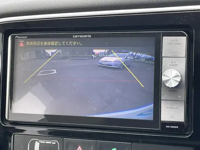 三菱 アウトランダー ＰＨＥＶ G 道央・札幌 2015(平27)年 7.4万km シルキーホワイト ４WD/プラグインハイブリッド/社外メモリーナビ/CD/DVD/BT/フルセグ/社外フリップダウンモニター/横滑り防止装置/クルーズコントロール/バックカメラ/ETC/ドライブレコーダー/ECOMODE/前席シートヒーター/レザー調シートカバー/ステアリングリモコン/パドルシフト/プッシュスタート/スマートキー/ハロゲンヘッドライト/オートライト/フォグランプ/電動格納ミラー/ウィンカーミラー/フロアマット/ドアバイザー