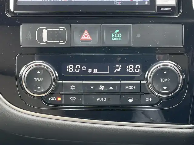三菱 アウトランダー ＰＨＥＶ G 道央・札幌 2015(平27)年 7.4万km シルキーホワイト ４WD/プラグインハイブリッド/社外メモリーナビ/CD/DVD/BT/フルセグ/社外フリップダウンモニター/横滑り防止装置/クルーズコントロール/バックカメラ/ETC/ドライブレコーダー/ECOMODE/前席シートヒーター/レザー調シートカバー/ステアリングリモコン/パドルシフト/プッシュスタート/スマートキー/ハロゲンヘッドライト/オートライト/フォグランプ/電動格納ミラー/ウィンカーミラー/フロアマット/ドアバイザー