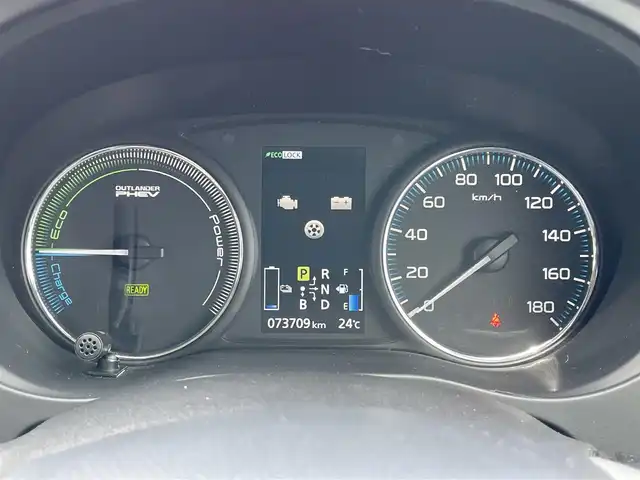 三菱 アウトランダー ＰＨＥＶ G 道央・札幌 2015(平27)年 7.4万km シルキーホワイト ４WD/プラグインハイブリッド/社外メモリーナビ/CD/DVD/BT/フルセグ/社外フリップダウンモニター/横滑り防止装置/クルーズコントロール/バックカメラ/ETC/ドライブレコーダー/ECOMODE/前席シートヒーター/レザー調シートカバー/ステアリングリモコン/パドルシフト/プッシュスタート/スマートキー/ハロゲンヘッドライト/オートライト/フォグランプ/電動格納ミラー/ウィンカーミラー/フロアマット/ドアバイザー