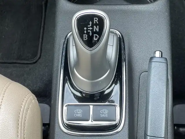 三菱 アウトランダー ＰＨＥＶ G 道央・札幌 2015(平27)年 7.4万km シルキーホワイト ４WD/プラグインハイブリッド/社外メモリーナビ/CD/DVD/BT/フルセグ/社外フリップダウンモニター/横滑り防止装置/クルーズコントロール/バックカメラ/ETC/ドライブレコーダー/ECOMODE/前席シートヒーター/レザー調シートカバー/ステアリングリモコン/パドルシフト/プッシュスタート/スマートキー/ハロゲンヘッドライト/オートライト/フォグランプ/電動格納ミラー/ウィンカーミラー/フロアマット/ドアバイザー