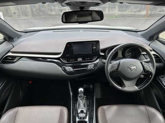 トヨタ Ｃ－ＨＲ G 佐賀県 2017(平29)年 6.3万km ホワイトパールクリスタルシャイン C-HR Sporty Style/トヨタセーフティセンス/・プリクラッシュセーフティ/・レーダークルーズコントロール/・レーンディパーチャーアラート/・オートマチックハイビーム/ブラインドスポットモニター/クリアランスソナー/純正SDナビ/・バックカメラ/・フルセグTV/BT/CD/DVD/ハーフレザーシート/シートヒーター/純正18インチAW/LEDヘッドライト/シーケンシャルウィンカー/フォグランプ/オートライト/ETC/電動パーキングスイッチ/トノカバー/エアバックW/サイド/カーテン