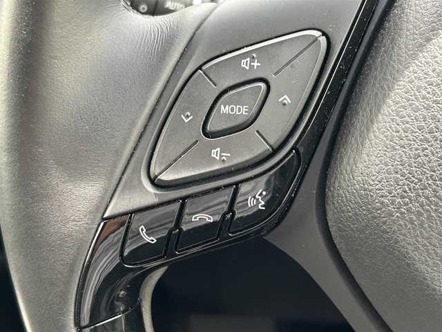 トヨタ Ｃ－ＨＲ G 佐賀県 2017(平29)年 6.3万km ホワイトパールクリスタルシャイン C-HR Sporty Style/トヨタセーフティセンス/・プリクラッシュセーフティ/・レーダークルーズコントロール/・レーンディパーチャーアラート/・オートマチックハイビーム/ブラインドスポットモニター/クリアランスソナー/純正SDナビ/・バックカメラ/・フルセグTV/BT/CD/DVD/ハーフレザーシート/シートヒーター/純正18インチAW/LEDヘッドライト/シーケンシャルウィンカー/フォグランプ/オートライト/ETC/電動パーキングスイッチ/トノカバー/エアバックW/サイド/カーテン