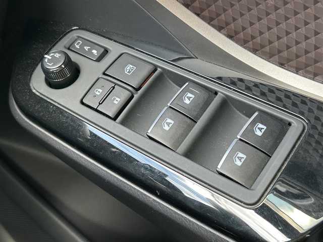 トヨタ Ｃ－ＨＲ G 佐賀県 2017(平29)年 6.3万km ホワイトパールクリスタルシャイン C-HR Sporty Style/トヨタセーフティセンス/・プリクラッシュセーフティ/・レーダークルーズコントロール/・レーンディパーチャーアラート/・オートマチックハイビーム/ブラインドスポットモニター/クリアランスソナー/純正SDナビ/・バックカメラ/・フルセグTV/BT/CD/DVD/ハーフレザーシート/シートヒーター/純正18インチAW/LEDヘッドライト/シーケンシャルウィンカー/フォグランプ/オートライト/ETC/電動パーキングスイッチ/トノカバー/エアバックW/サイド/カーテン