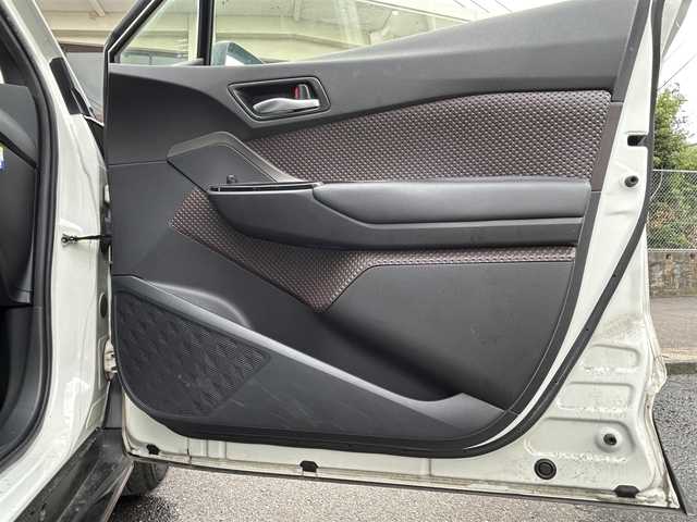 トヨタ Ｃ－ＨＲ G 佐賀県 2017(平29)年 6.3万km ホワイトパールクリスタルシャイン C-HR Sporty Style/トヨタセーフティセンス/・プリクラッシュセーフティ/・レーダークルーズコントロール/・レーンディパーチャーアラート/・オートマチックハイビーム/ブラインドスポットモニター/クリアランスソナー/純正SDナビ/・バックカメラ/・フルセグTV/BT/CD/DVD/ハーフレザーシート/シートヒーター/純正18インチAW/LEDヘッドライト/シーケンシャルウィンカー/フォグランプ/オートライト/ETC/電動パーキングスイッチ/トノカバー/エアバックW/サイド/カーテン
