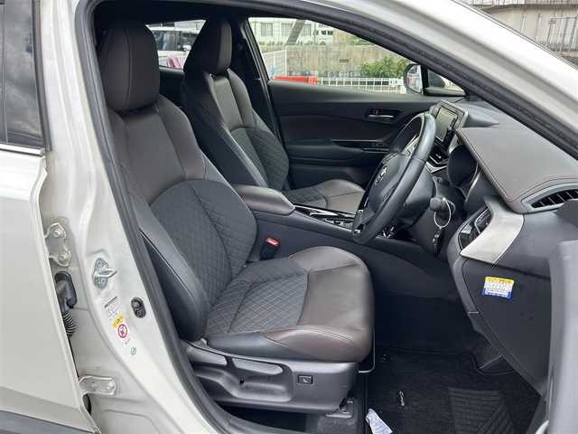 トヨタ Ｃ－ＨＲ G 佐賀県 2017(平29)年 6.3万km ホワイトパールクリスタルシャイン C-HR Sporty Style/トヨタセーフティセンス/・プリクラッシュセーフティ/・レーダークルーズコントロール/・レーンディパーチャーアラート/・オートマチックハイビーム/ブラインドスポットモニター/クリアランスソナー/純正SDナビ/・バックカメラ/・フルセグTV/BT/CD/DVD/ハーフレザーシート/シートヒーター/純正18インチAW/LEDヘッドライト/シーケンシャルウィンカー/フォグランプ/オートライト/ETC/電動パーキングスイッチ/トノカバー/エアバックW/サイド/カーテン