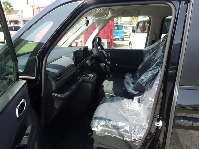 ホンダ ステップワゴン eHEV エアー EX 千葉県 2025(令7)年 0.1千km クリスタルブラックパール e:HEV エアー　EX　4CB4AZ　11.4インチナビHonda CONNECTナビ LXM-247VFLi(317900円)　15.6インチ リア席モニター VM-231FE(149600円)/ホンダセンシング/・衝突軽減ブレーキ（CMBS）/・車線維持支援システム（LKAS）/・アダプティブクルーズコントロール（ACC）/・後方誤発進抑制機能/・誤発進抑制機能/パワーバックドア/両側パワースライドドア/ホンダコネクトナビ/地デジTV/【DVD/CD再生機能　Bluetooth接続】/バックカメラ/革巻きステアリング/ステアリングスイッチ/パドルシフト/後席オットマン/LEDヘッドライト/フォグライト/ウインカーミラー/コーナーセンサー/純正16インチアルミホイル/サイド/カーテンエアバッグ/Honda スマートキー