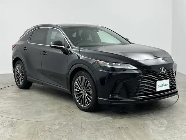 レクサス ＲＸ 450h+ バージョンL 愛知県 2023(令5)年 3.5万km グラファイトブラックガラスフレーク ワンオーナー/サンルーフ/レクサスセーフティー/　・プリクラッシュセーフティ/　・レーンディパーチャーアラート/　・レーントレーシングアシスト/　・レーンチェンジアシスト/　・レーダークルーズコントロール/　・ブレードスキャンアダプティブハイビームシステム/　・ロードサインアシスト/　・発進遅れ告知機能/　・ドライバー異常時対応システム /　・ドライバーモニター連携 /　・フロントクロストラフィッ・アラー/　・プロアクティブドライビングアシスト/レクサスチームメイト/　・Advanced Drive/　・Advanced Park/純正14インチディスプレイオーディオ/（Bluetooth/フルセグTV/USB）/全方位カメラ/ヘッドアップディスプレイ/ブラインドスポットモニター/ハーフレザー/パワーシート/シートヒーター全席/シートクーラー全席/ステアリングヒーター/パドルシフト/電動リアゲード/ドライブレコーダー/純正フロアマット/デジタルインナーミラー/ETC2.0/AC100V/オートライト/純正LEDライト/ロールサンシェード/ルーフレール