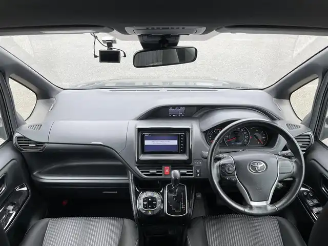 トヨタ ヴォクシー ZS 道央・札幌 2021(令3)年 5.8万km ブラッキッシュアゲハガラスフレーク ４WD/純正ディーラーOPナビ/CD/DVD/BT/フルセグ/トヨタセーフティセンス/プリクラッシュセーフティ/横滑り防止装置/クルーズコントロール/レーンキープアシスト/クリアランスソナー/バックカメラ/ビルトインETC2.0/ドライブレコーダー/アイドリングストップ/片側パワースライドドア/ステアリングリモコン/プッシュスタート/スマートキー/LEDヘッドライト/オートライト/オートハイビーム/フォグランプ/電動格納ミラー/ウィンカーミラー/純正フロアマット/スペアキー/社外AW付冬タイヤ積込/205/60/R16/2021年/山6mm