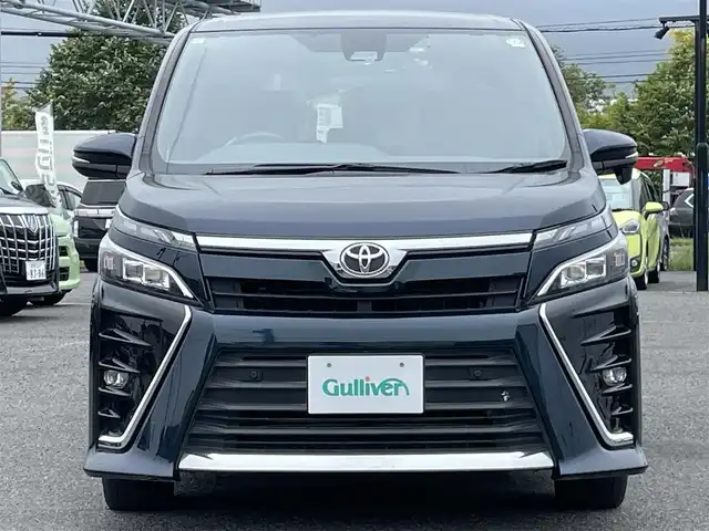 トヨタ ヴォクシー ZS 道央・札幌 2021(令3)年 5.8万km ブラッキッシュアゲハガラスフレーク ４WD/純正ディーラーOPナビ/CD/DVD/BT/フルセグ/トヨタセーフティセンス/プリクラッシュセーフティ/横滑り防止装置/クルーズコントロール/レーンキープアシスト/クリアランスソナー/バックカメラ/ビルトインETC2.0/ドライブレコーダー/アイドリングストップ/片側パワースライドドア/ステアリングリモコン/プッシュスタート/スマートキー/LEDヘッドライト/オートライト/オートハイビーム/フォグランプ/電動格納ミラー/ウィンカーミラー/純正フロアマット/スペアキー/社外AW付冬タイヤ積込/205/60/R16/2021年/山6mm