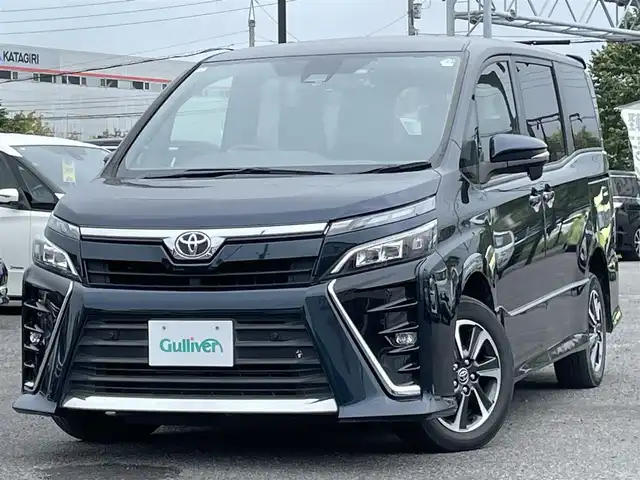 トヨタ ヴォクシー ZS 道央・札幌 2021(令3)年 5.8万km ブラッキッシュアゲハガラスフレーク ４WD/純正ディーラーOPナビ/CD/DVD/BT/フルセグ/トヨタセーフティセンス/プリクラッシュセーフティ/横滑り防止装置/クルーズコントロール/レーンキープアシスト/クリアランスソナー/バックカメラ/ビルトインETC2.0/ドライブレコーダー/アイドリングストップ/片側パワースライドドア/ステアリングリモコン/プッシュスタート/スマートキー/LEDヘッドライト/オートライト/オートハイビーム/フォグランプ/電動格納ミラー/ウィンカーミラー/純正フロアマット/スペアキー/社外AW付冬タイヤ積込/205/60/R16/2021年/山6mm