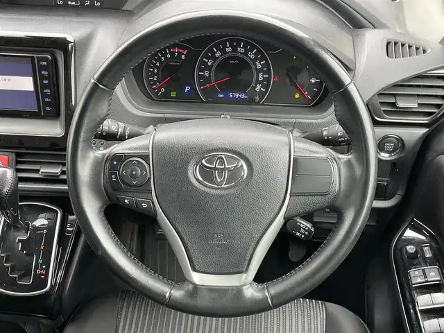 トヨタ ヴォクシー ZS 道央・札幌 2021(令3)年 5.8万km ブラッキッシュアゲハガラスフレーク ４WD/純正ディーラーOPナビ/CD/DVD/BT/フルセグ/トヨタセーフティセンス/プリクラッシュセーフティ/横滑り防止装置/クルーズコントロール/レーンキープアシスト/クリアランスソナー/バックカメラ/ビルトインETC2.0/ドライブレコーダー/アイドリングストップ/片側パワースライドドア/ステアリングリモコン/プッシュスタート/スマートキー/LEDヘッドライト/オートライト/オートハイビーム/フォグランプ/電動格納ミラー/ウィンカーミラー/純正フロアマット/スペアキー/社外AW付冬タイヤ積込/205/60/R16/2021年/山6mm