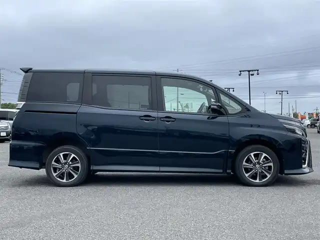 トヨタ ヴォクシー ZS 道央・札幌 2021(令3)年 5.8万km ブラッキッシュアゲハガラスフレーク ４WD/純正ディーラーOPナビ/CD/DVD/BT/フルセグ/トヨタセーフティセンス/プリクラッシュセーフティ/横滑り防止装置/クルーズコントロール/レーンキープアシスト/クリアランスソナー/バックカメラ/ビルトインETC2.0/ドライブレコーダー/アイドリングストップ/片側パワースライドドア/ステアリングリモコン/プッシュスタート/スマートキー/LEDヘッドライト/オートライト/オートハイビーム/フォグランプ/電動格納ミラー/ウィンカーミラー/純正フロアマット/スペアキー/社外AW付冬タイヤ積込/205/60/R16/2021年/山6mm