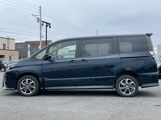 トヨタ ヴォクシー ZS 道央・札幌 2021(令3)年 5.8万km ブラッキッシュアゲハガラスフレーク ４WD/純正ディーラーOPナビ/CD/DVD/BT/フルセグ/トヨタセーフティセンス/プリクラッシュセーフティ/横滑り防止装置/クルーズコントロール/レーンキープアシスト/クリアランスソナー/バックカメラ/ビルトインETC2.0/ドライブレコーダー/アイドリングストップ/片側パワースライドドア/ステアリングリモコン/プッシュスタート/スマートキー/LEDヘッドライト/オートライト/オートハイビーム/フォグランプ/電動格納ミラー/ウィンカーミラー/純正フロアマット/スペアキー/社外AW付冬タイヤ積込/205/60/R16/2021年/山6mm