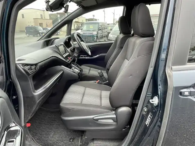 トヨタ ヴォクシー ZS 道央・札幌 2021(令3)年 5.8万km ブラッキッシュアゲハガラスフレーク ４WD/純正ディーラーOPナビ/CD/DVD/BT/フルセグ/トヨタセーフティセンス/プリクラッシュセーフティ/横滑り防止装置/クルーズコントロール/レーンキープアシスト/クリアランスソナー/バックカメラ/ビルトインETC2.0/ドライブレコーダー/アイドリングストップ/片側パワースライドドア/ステアリングリモコン/プッシュスタート/スマートキー/LEDヘッドライト/オートライト/オートハイビーム/フォグランプ/電動格納ミラー/ウィンカーミラー/純正フロアマット/スペアキー/社外AW付冬タイヤ積込/205/60/R16/2021年/山6mm