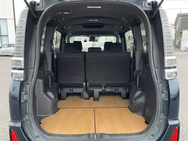 トヨタ ヴォクシー ZS 道央・札幌 2021(令3)年 5.8万km ブラッキッシュアゲハガラスフレーク ４WD/純正ディーラーOPナビ/CD/DVD/BT/フルセグ/トヨタセーフティセンス/プリクラッシュセーフティ/横滑り防止装置/クルーズコントロール/レーンキープアシスト/クリアランスソナー/バックカメラ/ビルトインETC2.0/ドライブレコーダー/アイドリングストップ/片側パワースライドドア/ステアリングリモコン/プッシュスタート/スマートキー/LEDヘッドライト/オートライト/オートハイビーム/フォグランプ/電動格納ミラー/ウィンカーミラー/純正フロアマット/スペアキー/社外AW付冬タイヤ積込/205/60/R16/2021年/山6mm