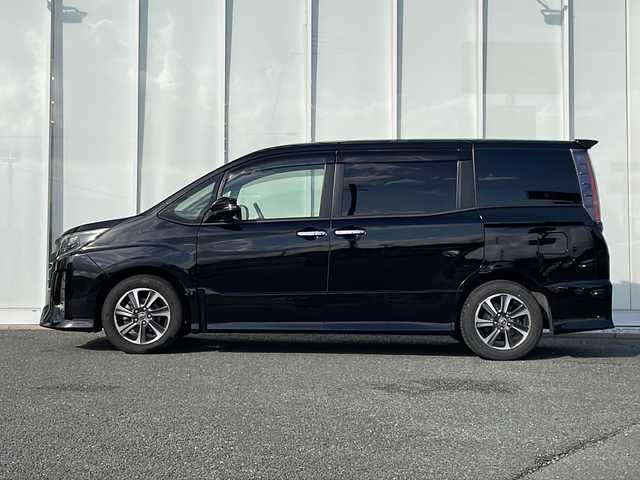 トヨタ ノア Si ダブルバイビー 福岡県 2018(平30)年 8.2万km ブラック 純正ナビ/（Bカメラ、TV、DVD、CD、Bluetooth、AM、FM）/両側パワースライドドア/フリップダウンモニター/リアエアコン/クルーズコントロール/オートマチックハイビーム/ハーフレザーシート/サンシェード/ドラレコ前後/プリクラッシュ/車線逸脱警報/アイドリングストップ/横揺れ防止装置/純正ホイール/純正マット/ドアバイザー/ステリングボタン/プッシュスタート/スマートキー/スペアキー/保証書/取扱説明書