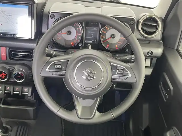 スズキ ジムニー シエラ JC 埼玉県 2024(令6)年 0.1万km シフォンアイボリーメタリックブラック2トーンルーフ スズキセーフティサポート/純正カロッツェリア9インチナビ/SD/CD/DVD/Bluetooth/フルセグ/ALPINE製デジタルインナーミラードラレコ/リミテッドスリップデフ(LSD)/フロントパーキングセンサー/オートドアロックシステム/フットイルミネーション/クルーズコントロール/ビルトインETC2.0/前席シートヒーター/純正アルミホイール/LEDオートライト/オートハイビーム/バックカメラ