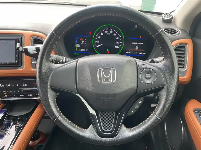 ホンダ ヴェゼル ハイブリッド Z 神奈川県 2014(平26)年 8.3万km ホワイトオーキッドパール 社外ナビ/フルセグ/CD/DVD/クルーズコントロール　/バックカメラ　/シートヒーター　/ETC　/ドライブレコーダー　/電動パーキング　/LEDヘッドライト　/オートライト　/プッシュスタート/スマートキー/純正フロアマット　/純正アルミホイール　/ABS　/横滑り防止装置/Ｗ＋サイドエアバック/カーテンエアバック