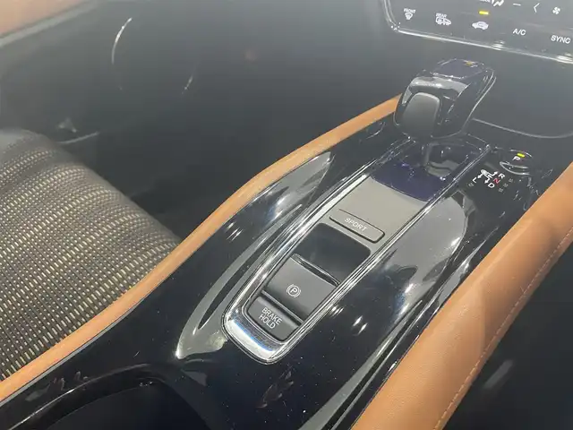 ホンダ ヴェゼル ハイブリッド Z 千葉県 2014(平26)年 8.3万km ホワイトオーキッドパール (株)IDOMが運営する【じしゃロン八千代店】の自社ローン対象車両になります。こちらは現金またはオートローンご利用時の価格です。自社ローンご希望の方は別途その旨お申付け下さい/社外ナビ/フルセグ/CD/DVD/クルーズコントロール　/バックカメラ　/シートヒーター　/ETC　/ドライブレコーダー　/電動パーキング　/LEDヘッドライト　/オートライト　/プッシュスタート/スマートキー/純正フロアマット　/純正アルミホイール　/ABS　/横滑り防止装置/Ｗ＋サイドエアバック/カーテンエアバック