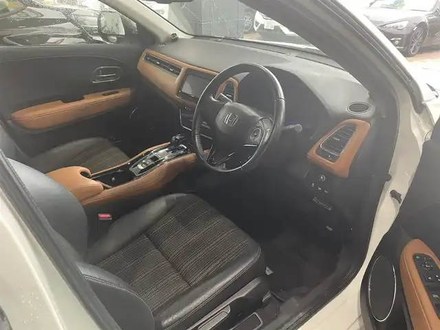 ホンダ ヴェゼル ハイブリッド Z 千葉県 2014(平26)年 8.3万km ホワイトオーキッドパール (株)IDOMが運営する【じしゃロン八千代店】の自社ローン対象車両になります。こちらは現金またはオートローンご利用時の価格です。自社ローンご希望の方は別途その旨お申付け下さい/社外ナビ/フルセグ/CD/DVD/クルーズコントロール　/バックカメラ　/シートヒーター　/ETC　/ドライブレコーダー　/電動パーキング　/LEDヘッドライト　/オートライト　/プッシュスタート/スマートキー/純正フロアマット　/純正アルミホイール　/ABS　/横滑り防止装置/Ｗ＋サイドエアバック/カーテンエアバック