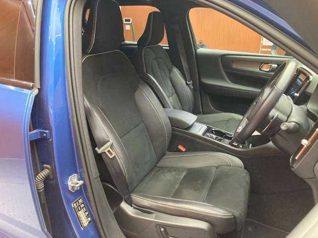 ボルボ ＸＣ４０ T4 AWD Rデザイン 千葉県 2020(令2)年 4.6万km 青Ｍ パノラマＳＲ　/コンビニエンスＰ　/ｈａｒｍａｎｋａｒｄｏｎサウンド　/ＡＣＣ　/半革　/ナビ　/ＴＶ　/３６０°Ｂｌｕｅｔｏｏｔｈ接続　/電動シート　/シートＨ　/電動リアゲート　/衝突軽減Ｂ　/ＢＳＭ　/ＬＫＡ　/１オーナー